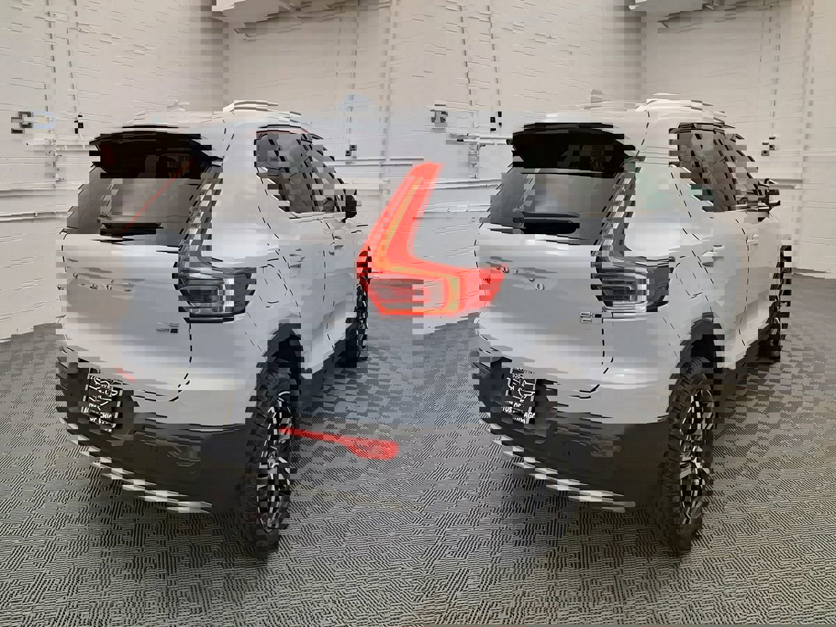 Used 2024 Volvo XC40 B5 Core image 3