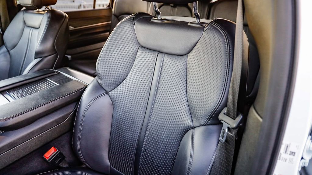 Certified 2024 Jeep Wagoneer Series II w/ Flexible Seating Group image 36