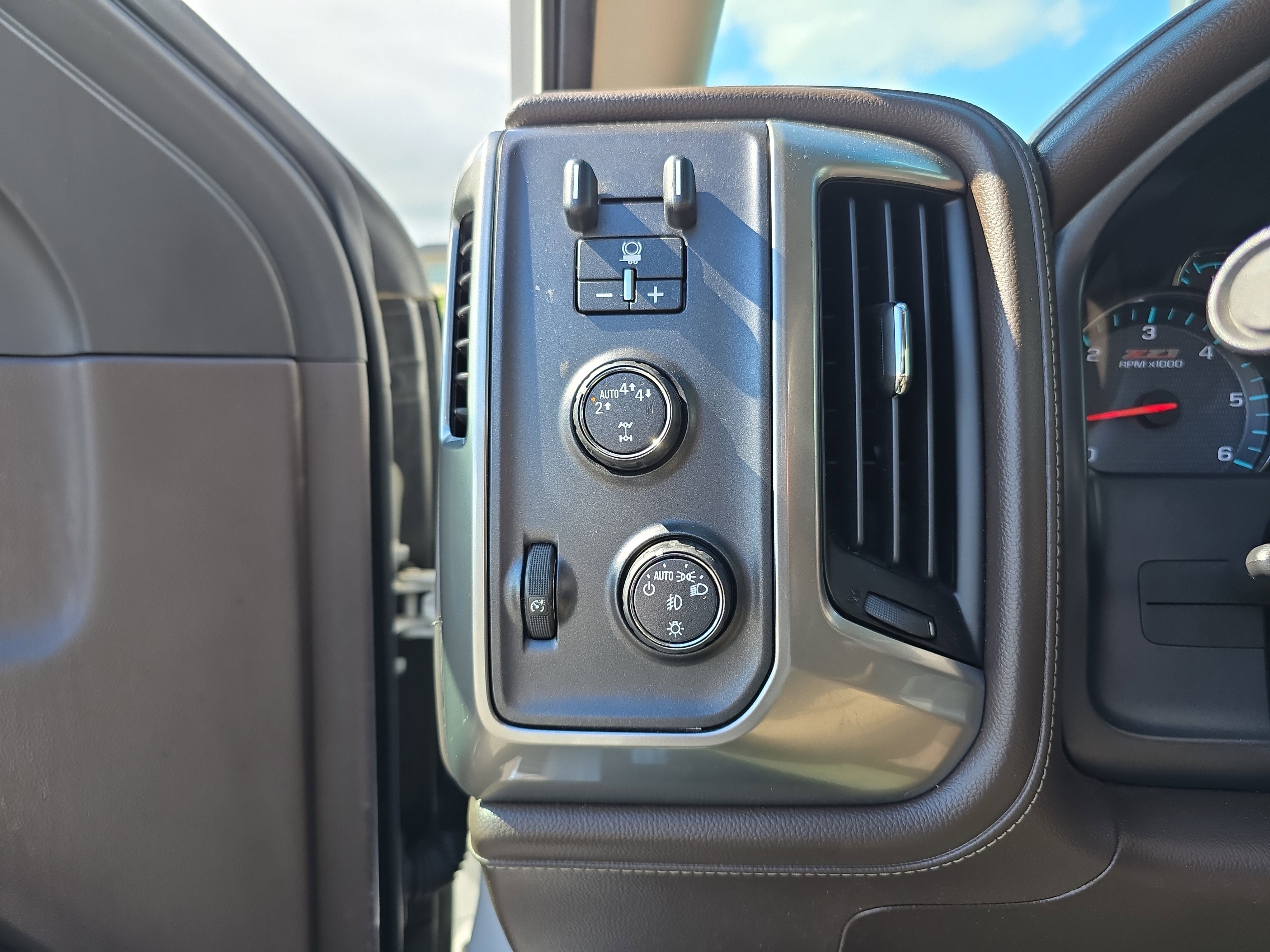 Used 2018 Chevrolet Silverado 1500 LTZ Z71 w/ LTZ Plus Package AWD/4WD image 33