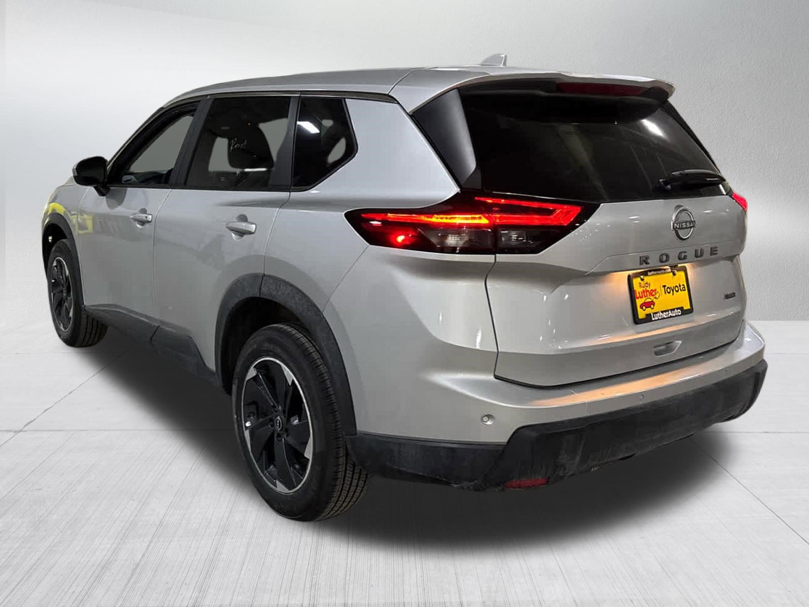 Used 2025 Nissan Rogue SV AWD/4WD image 4