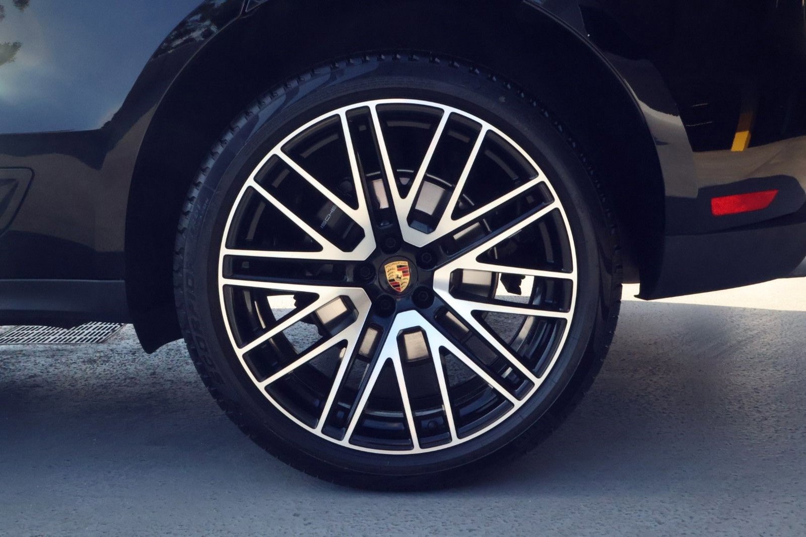 Certified 2025 Porsche Macan image 27