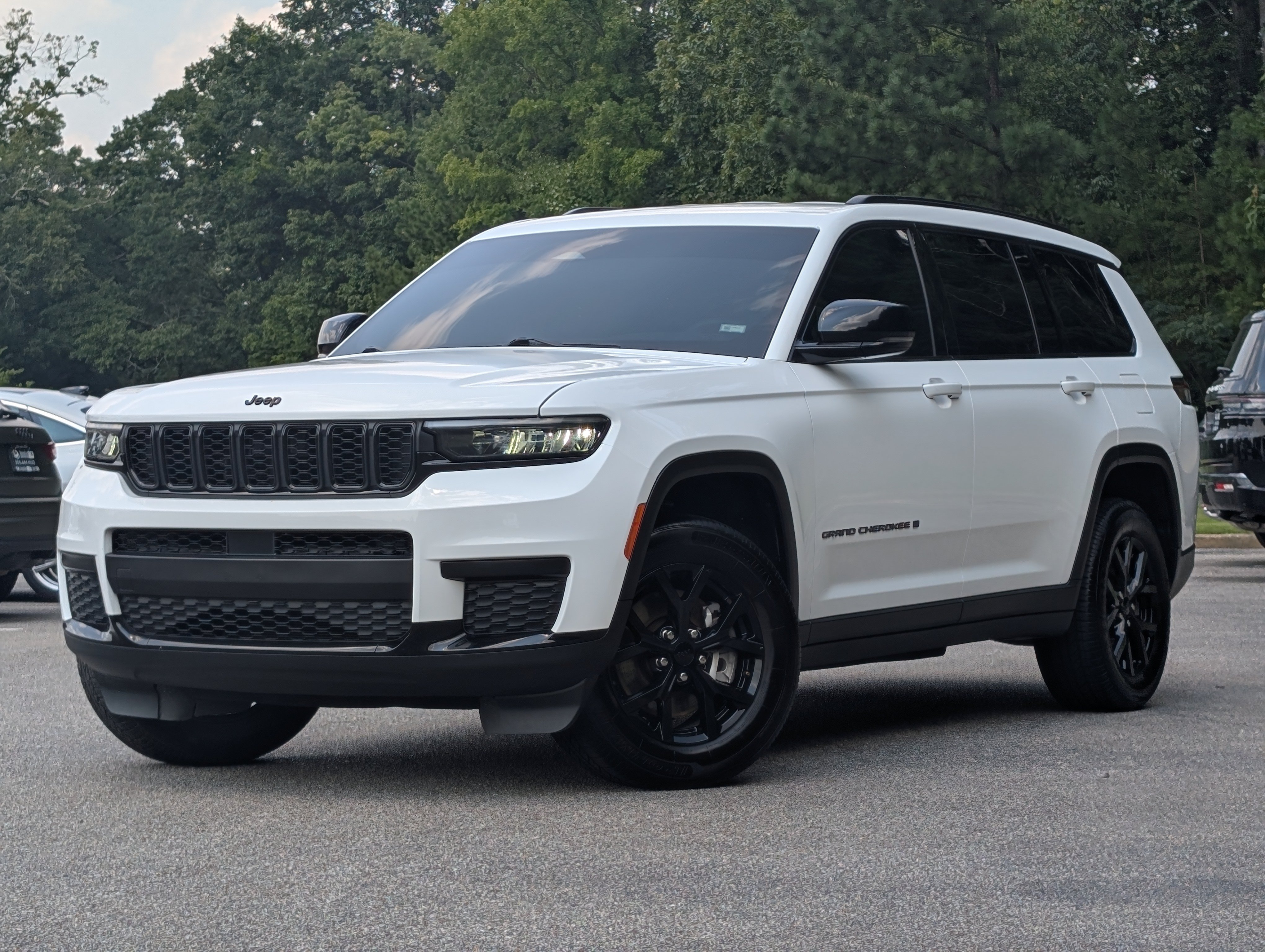 Used 2024 Jeep Grand Cherokee L Laredo AWD/4WD image 4