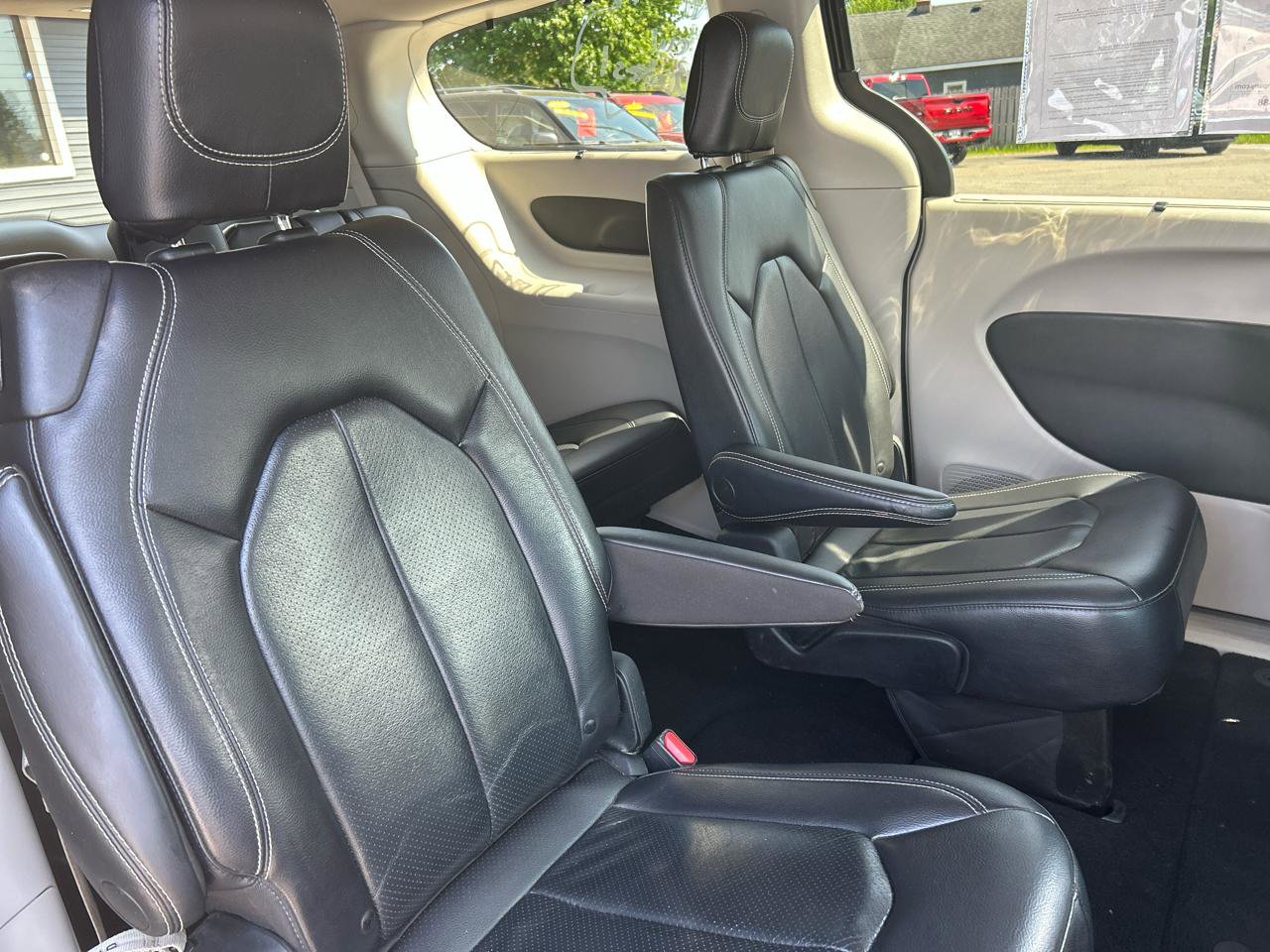 Used 2022 Chrysler Pacifica Touring-L FWD image 27