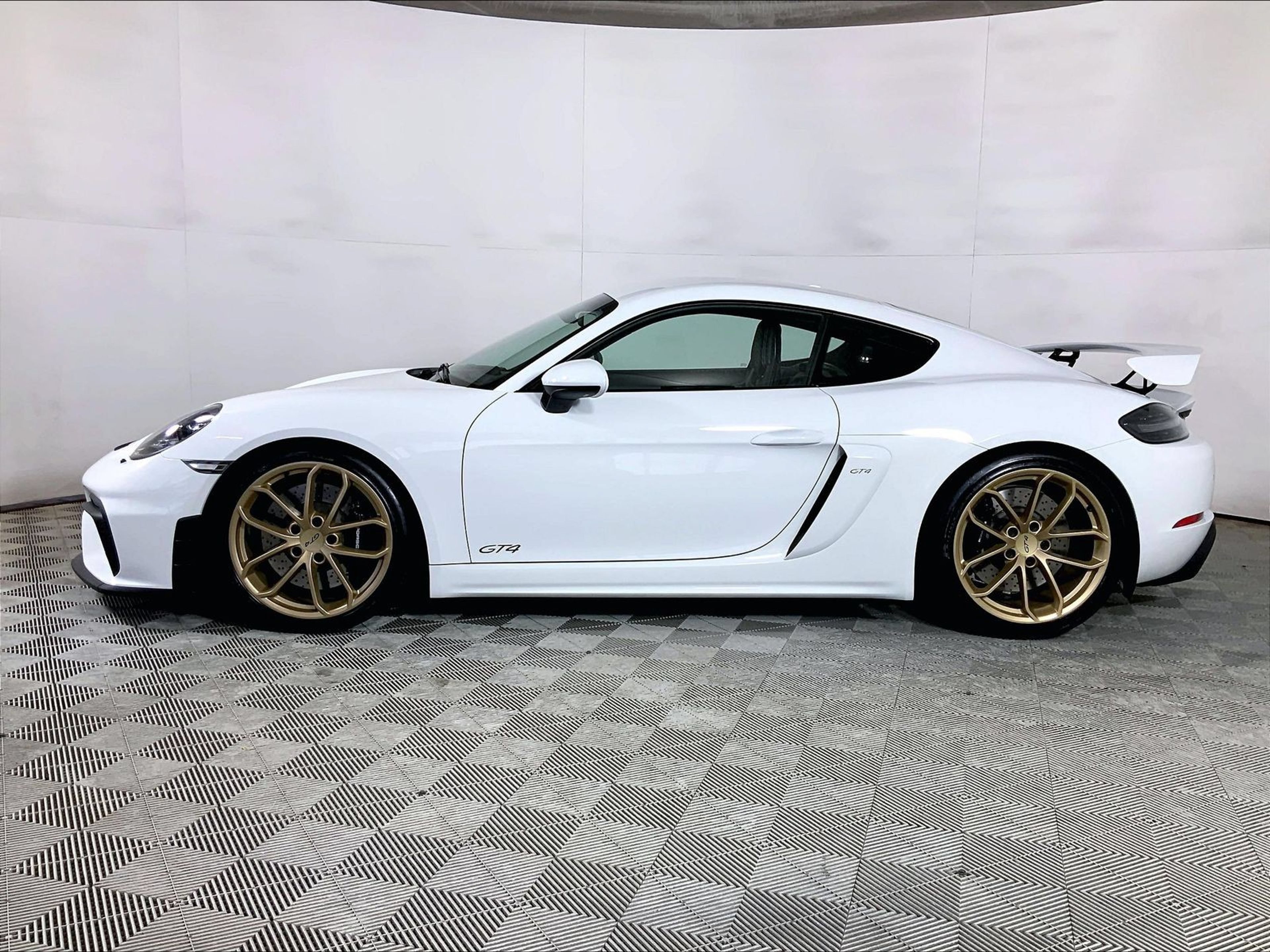Certified 2020 Porsche 718 Cayman GT4 RWD image 2