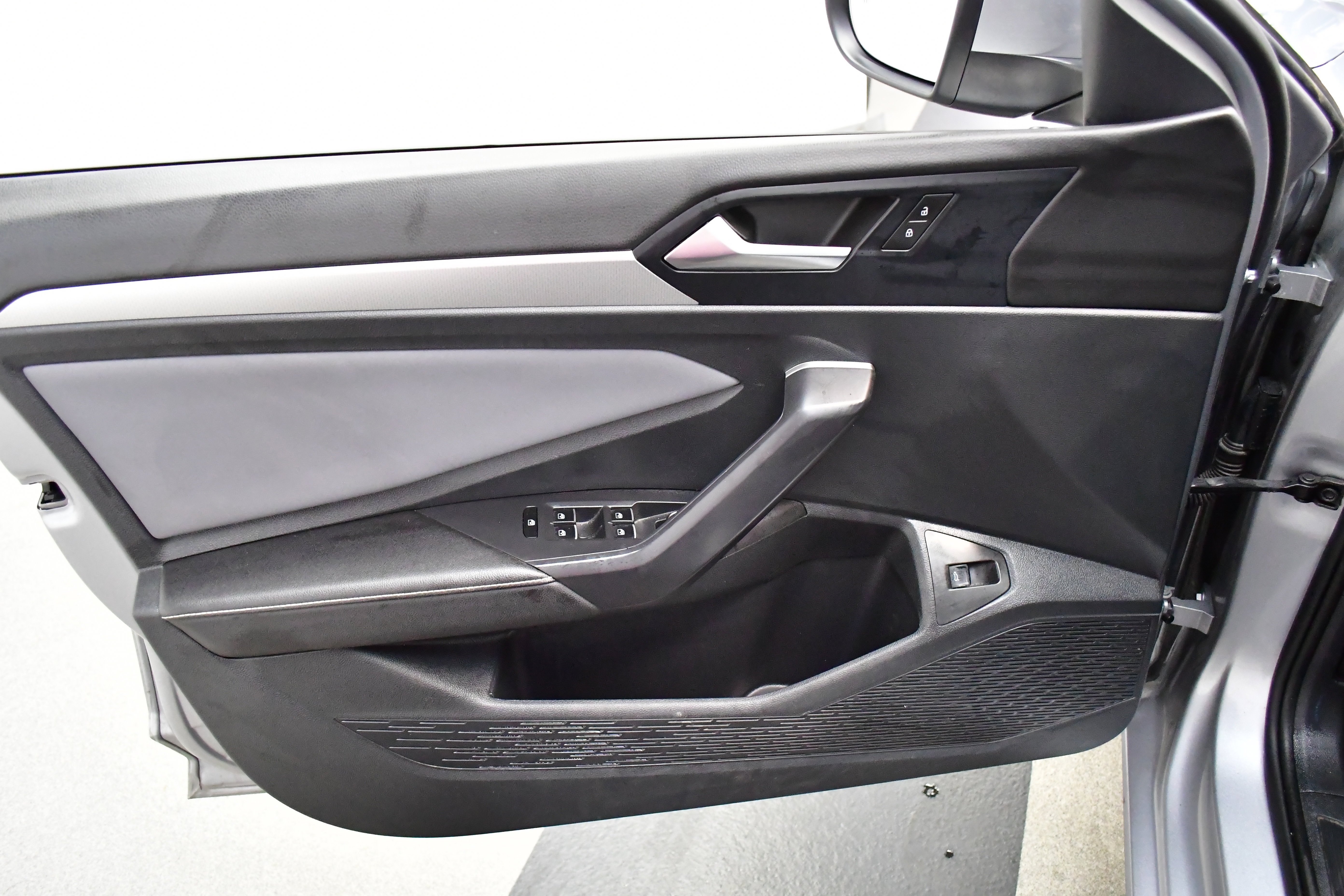 Used 2025 Volkswagen Jetta SE FWD image 18