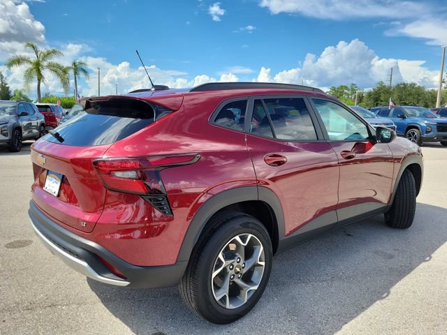 Used 2025 Chevrolet Trax LT FWD image 2