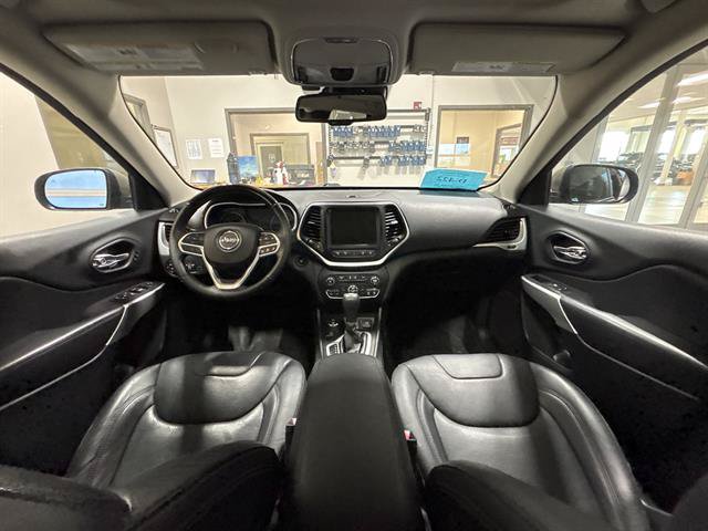 Used 2017 Jeep Cherokee Overland w/ Technology Group AWD/4WD image 23
