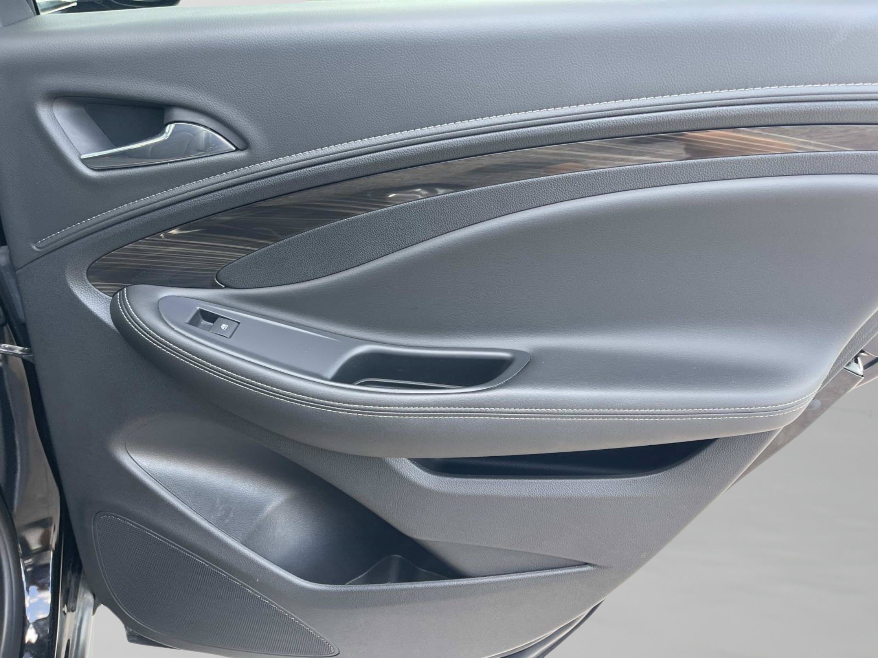 Used 2020 Buick Envision Essence FWD image 19