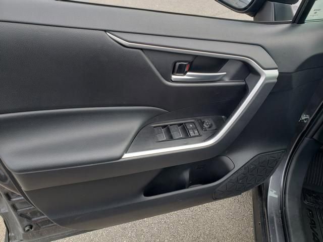 Used 2025 Toyota RAV4 XLE AWD/4WD image 11