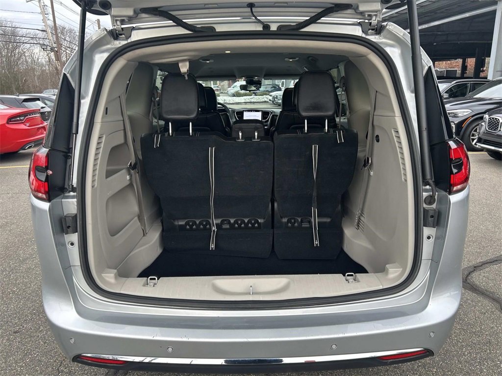 Used 2023 Chrysler Pacifica Touring-L image 13
