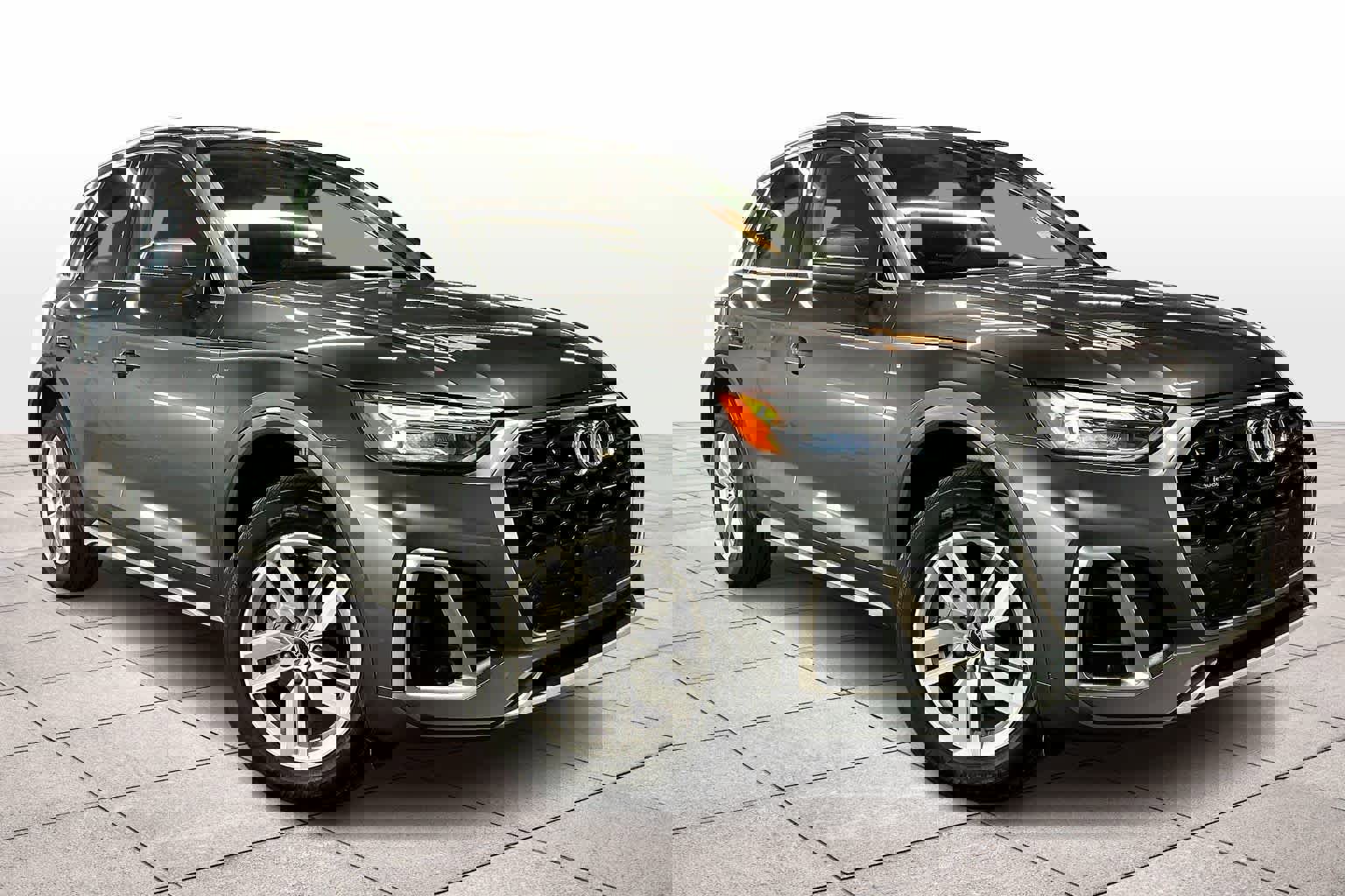 Used 2023 Audi Q5 2.0T Premium w/ Convenience Package image 2