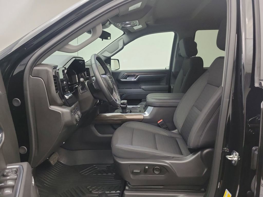 Used 2025 Chevrolet Silverado 1500 LT Trail Boss w/ Convenience Package II image 4