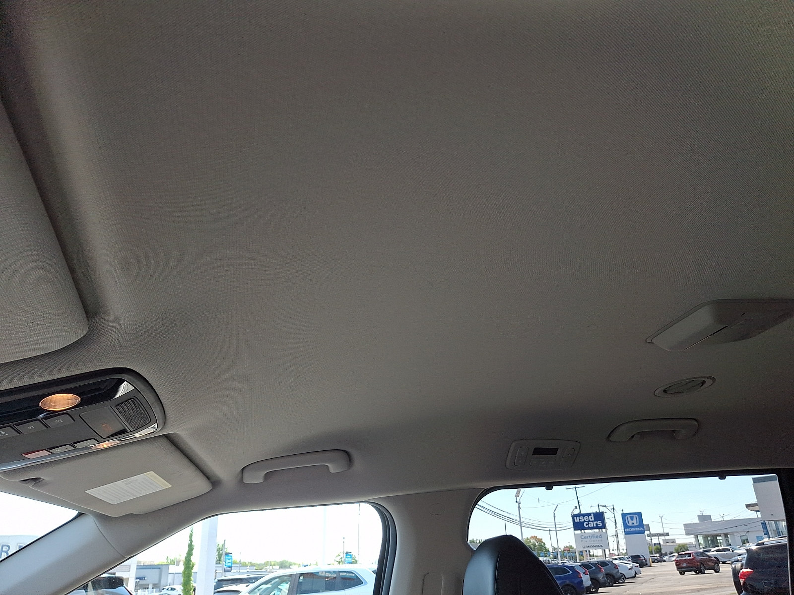 Used 2024 Kia Carnival EX FWD image 17