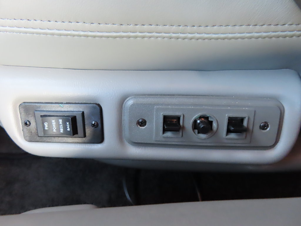 Used 2024 GMC Savana 2500 Extended w/ Driver Convenience Package RWD image 9
