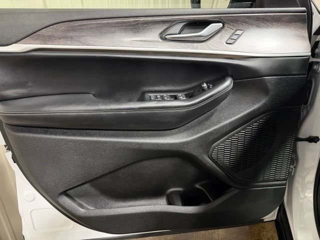 Used 2023 Jeep Grand Cherokee Limited w/ Black Appearance Package AWD/4WD image 12
