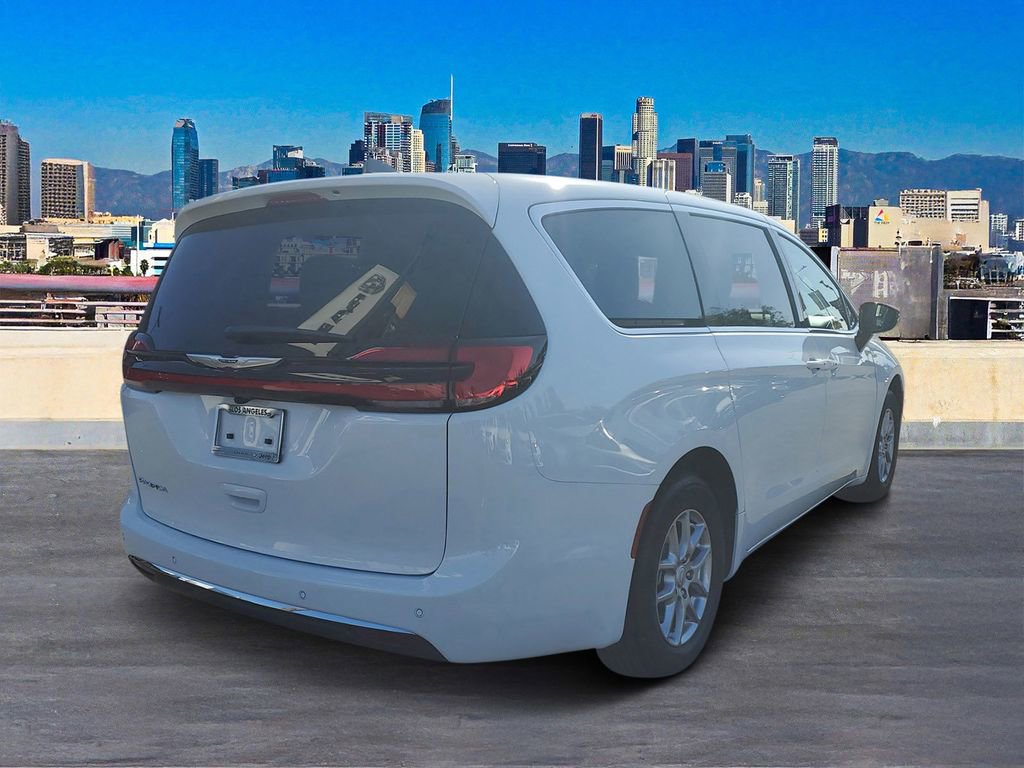 New 2026 Chrysler Pacifica Select image 4