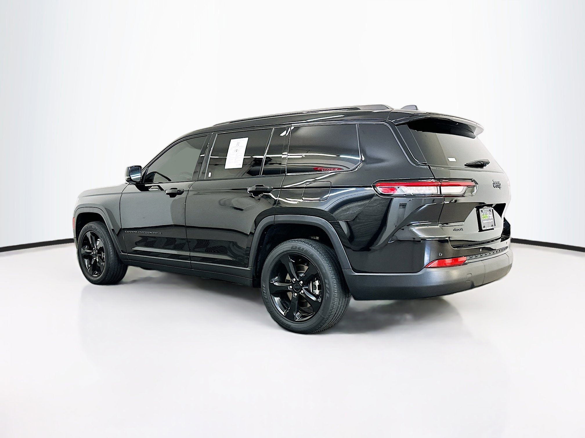 Used 2023 Jeep Grand Cherokee L Laredo image 5