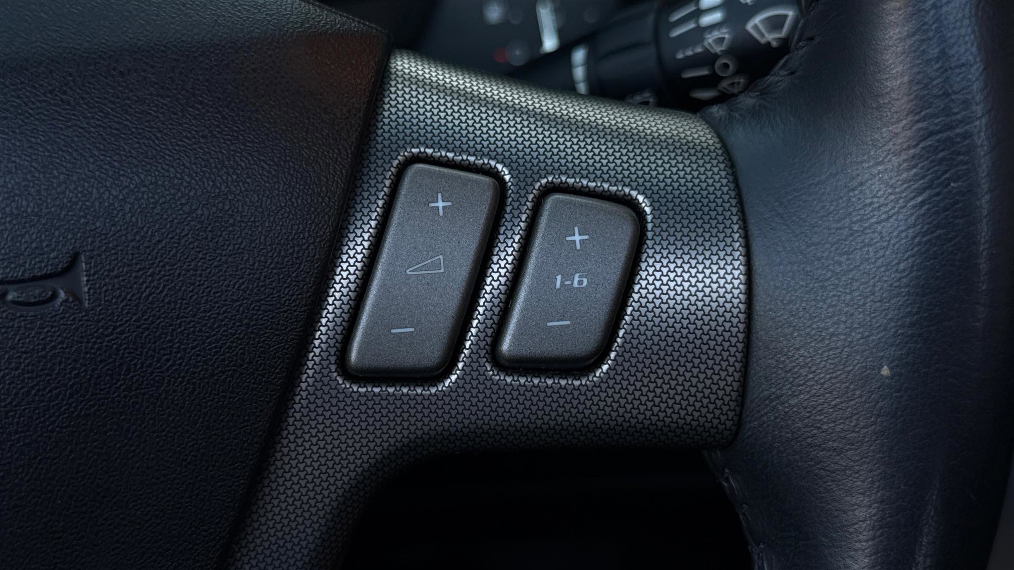 Used 2004 Cadillac XLR image 33