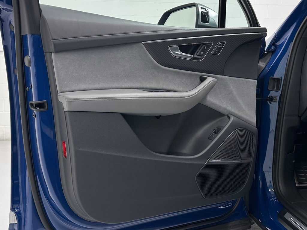 Used 2025 Audi SQ7 Prestige w/ Prestige Package image 25