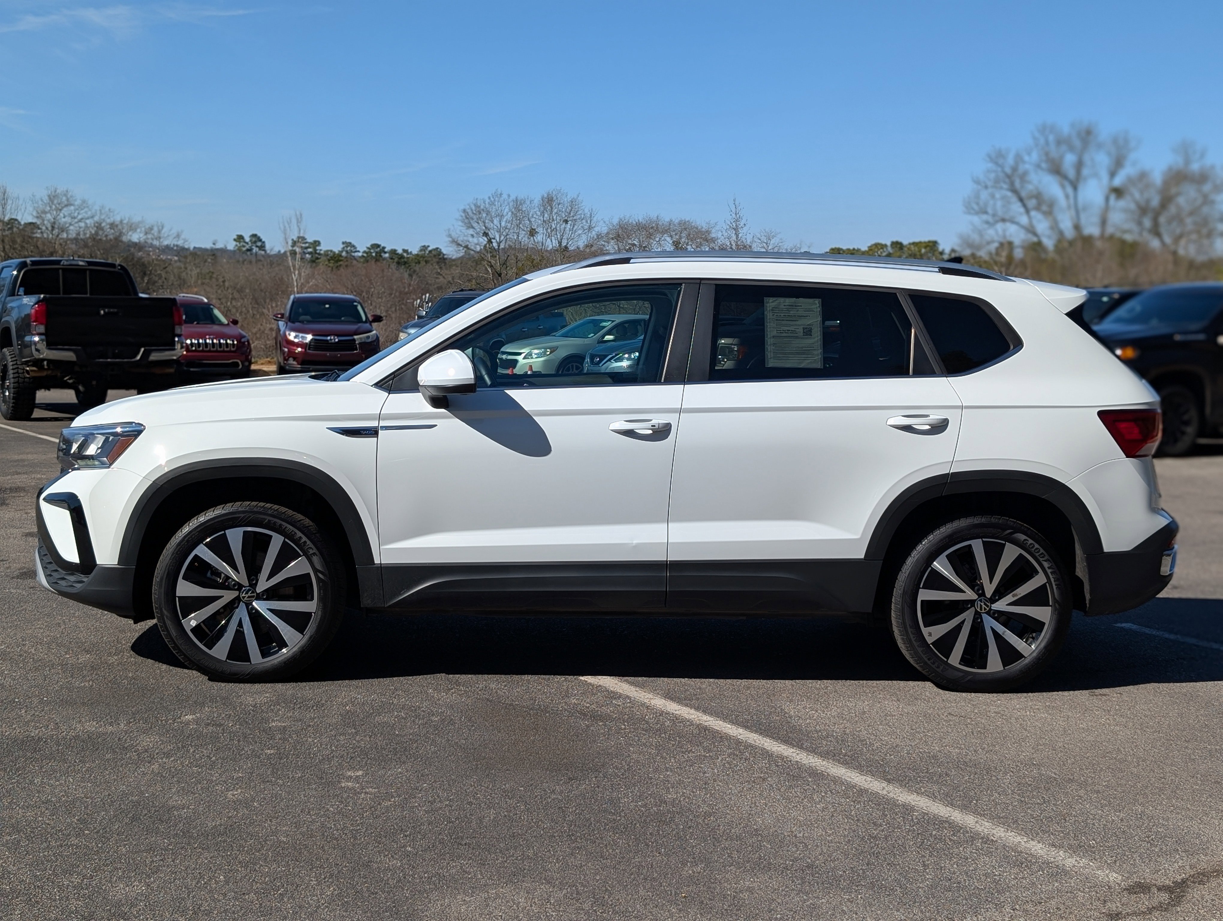 Used 2024 Volkswagen Taos SE w/ MDO Package FWD image 6