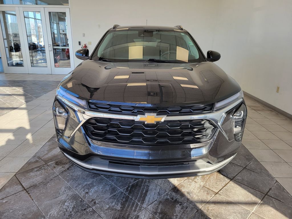 Used 2025 Chevrolet Trax LT w/ LT Convenience Package image 3