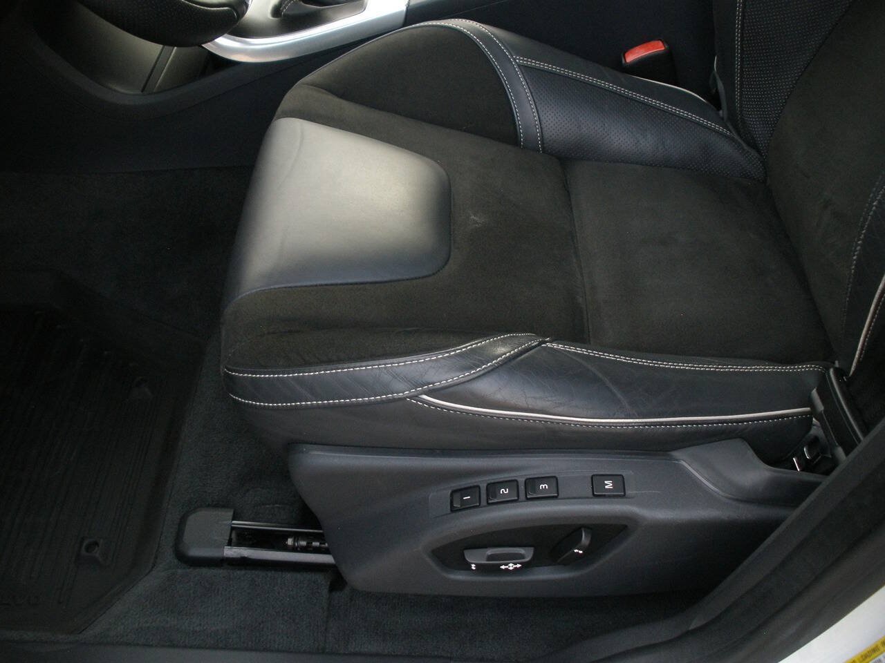 Used 2015 Volvo XC60 T6 R-Design Platinum AWD/4WD image 31
