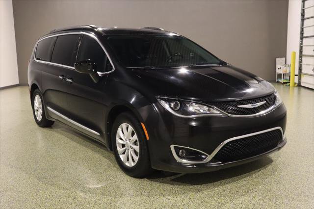 Used 2017 Chrysler Pacifica Touring-L FWD image 1