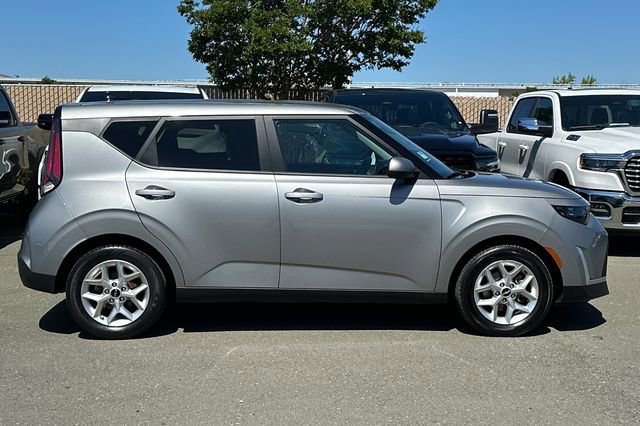 Used 2023 Kia Soul LX w/ LX Technology Package image 3