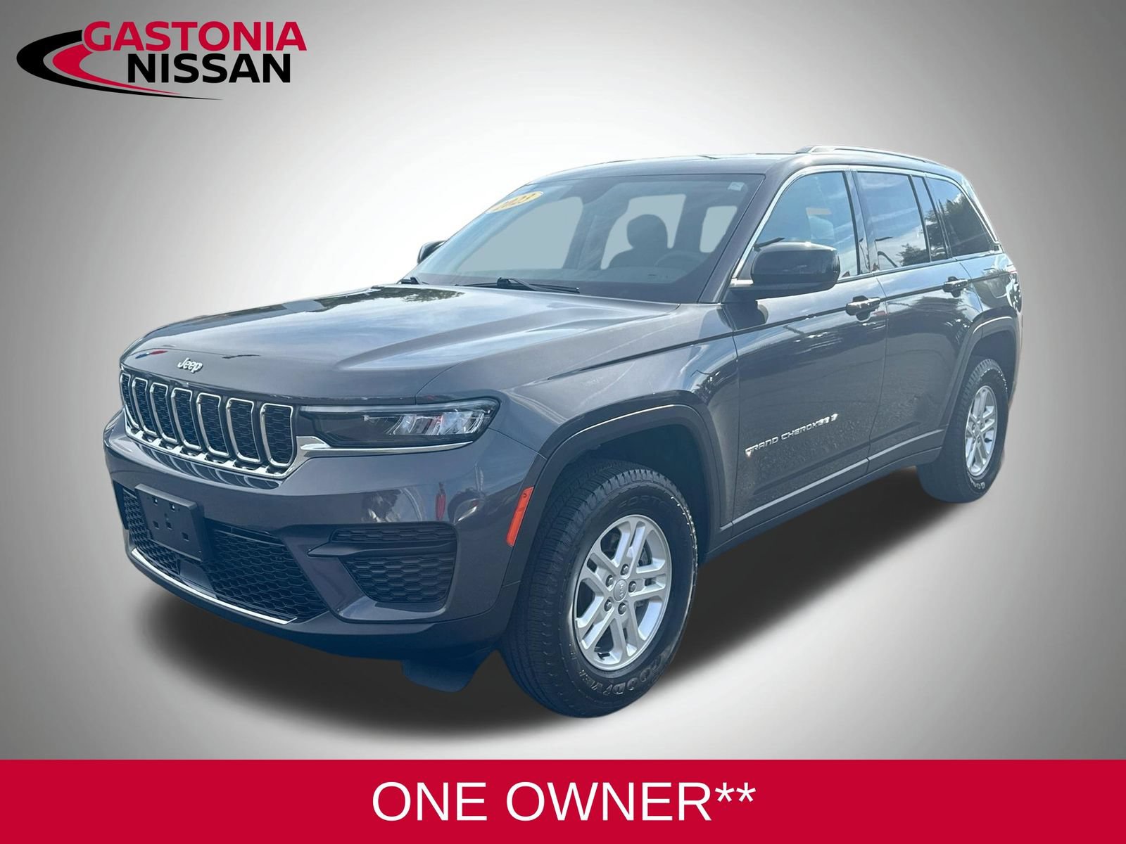 Used 2023 Jeep Grand Cherokee Laredo AWD/4WD image 3