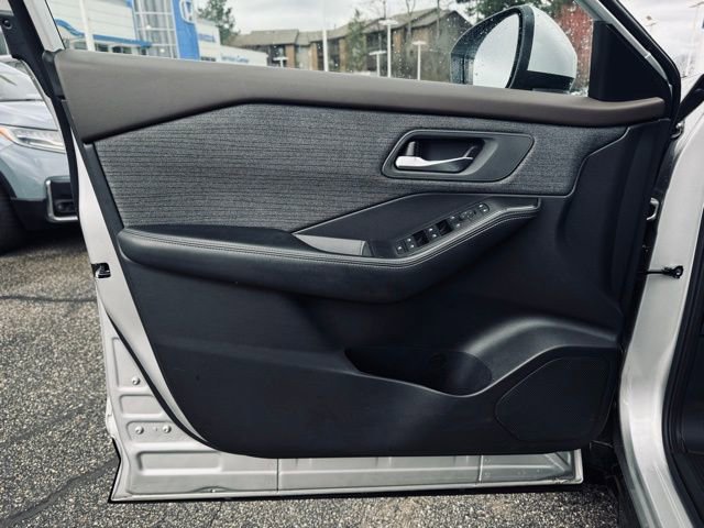 Used 2023 Nissan Rogue SV image 11