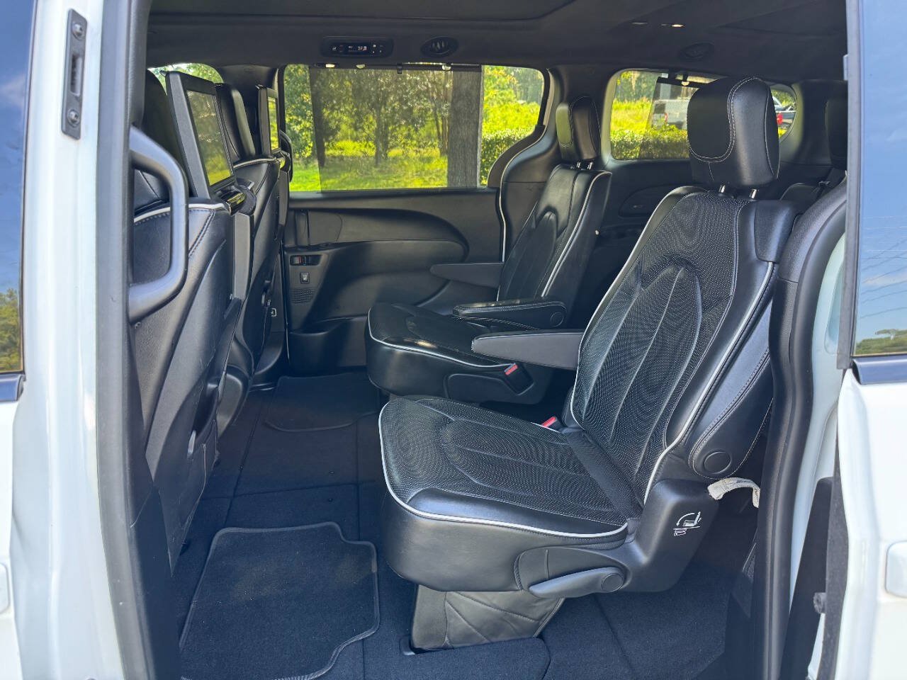 Used 2019 Chrysler Pacifica Limited w/ Advanced Safetytec Group FWD image 12