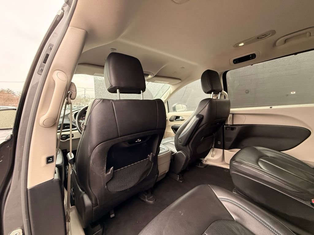 Used 2021 Chrysler Pacifica Touring-L image 16