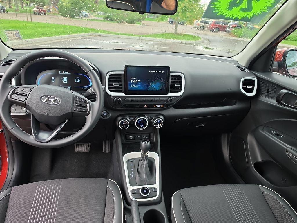 Used 2024 Hyundai Venue Limited FWD image 13