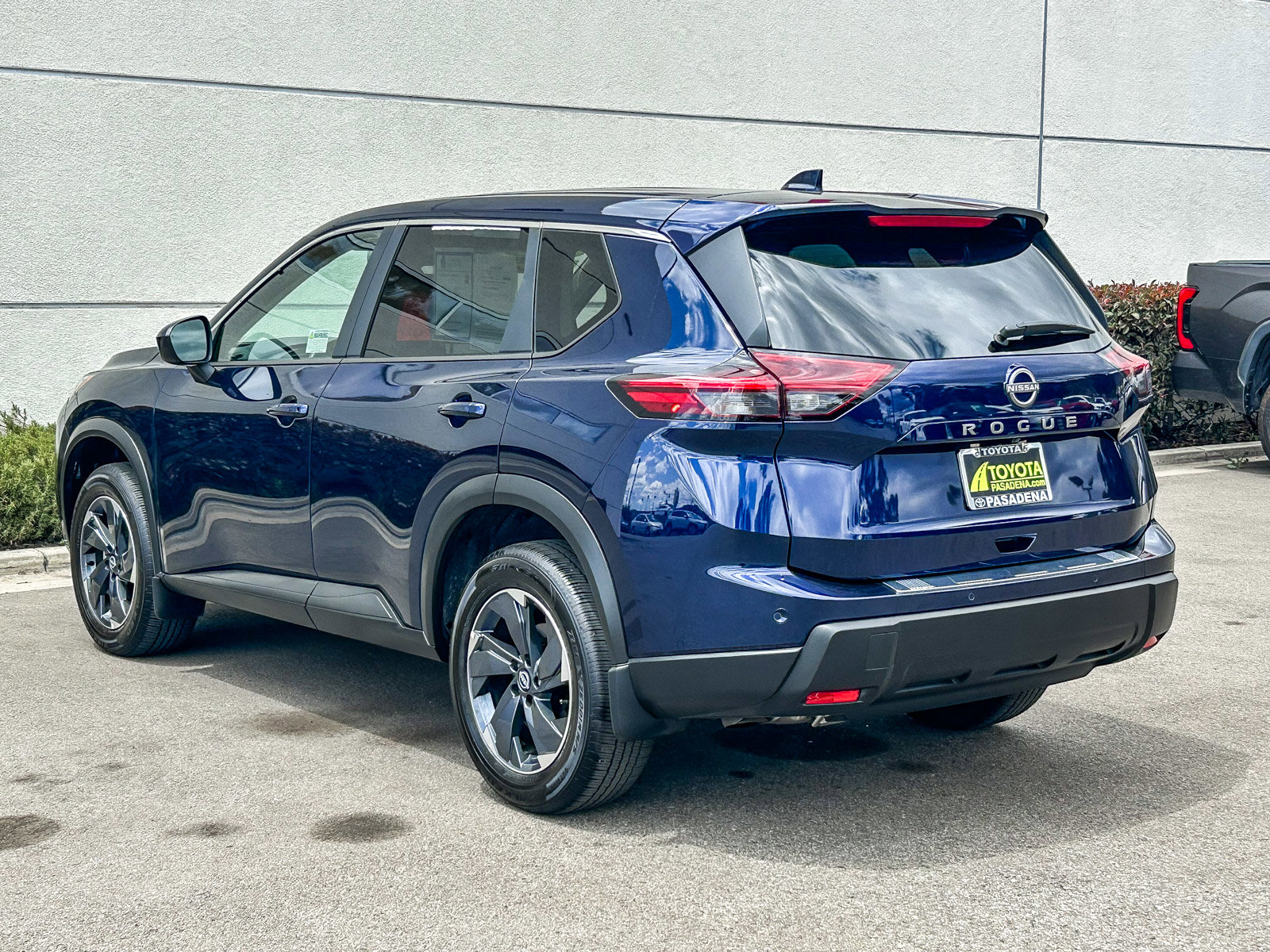 Used 2025 Nissan Rogue SV FWD image 8