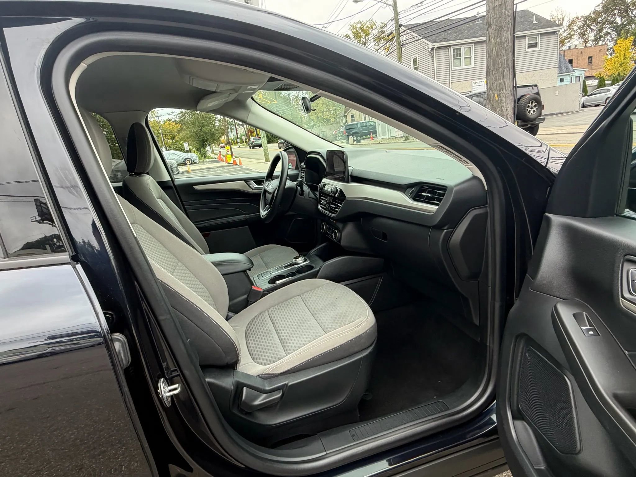 Used 2021 Ford Escape SE image 12