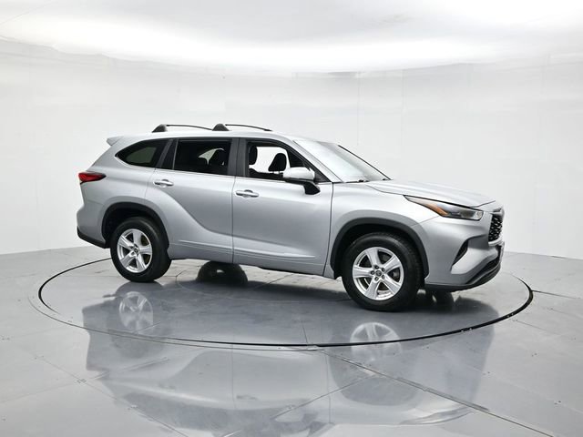 Used 2023 Toyota Highlander L image 3