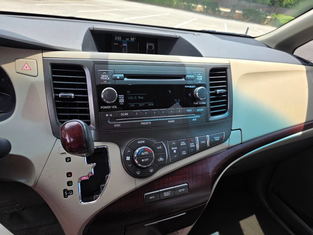 Used 2011 Toyota Sienna XLE FWD image 18