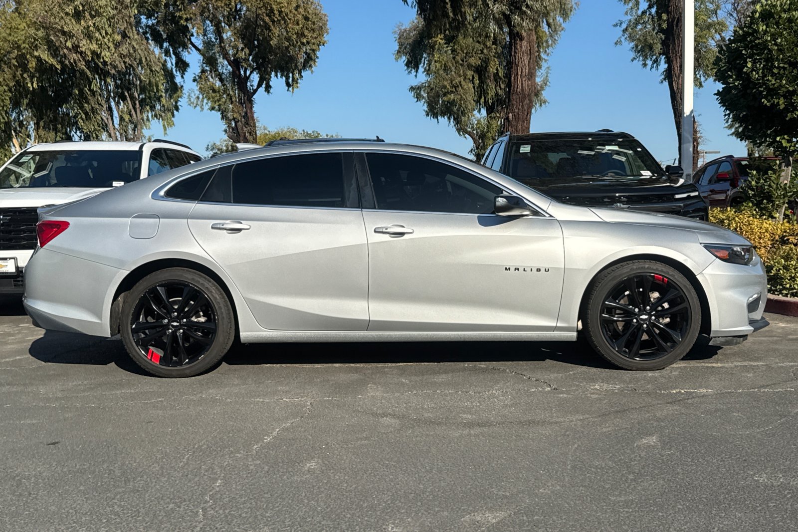 Used 2018 Chevrolet Malibu LT w/ Leather Package FWD image 4
