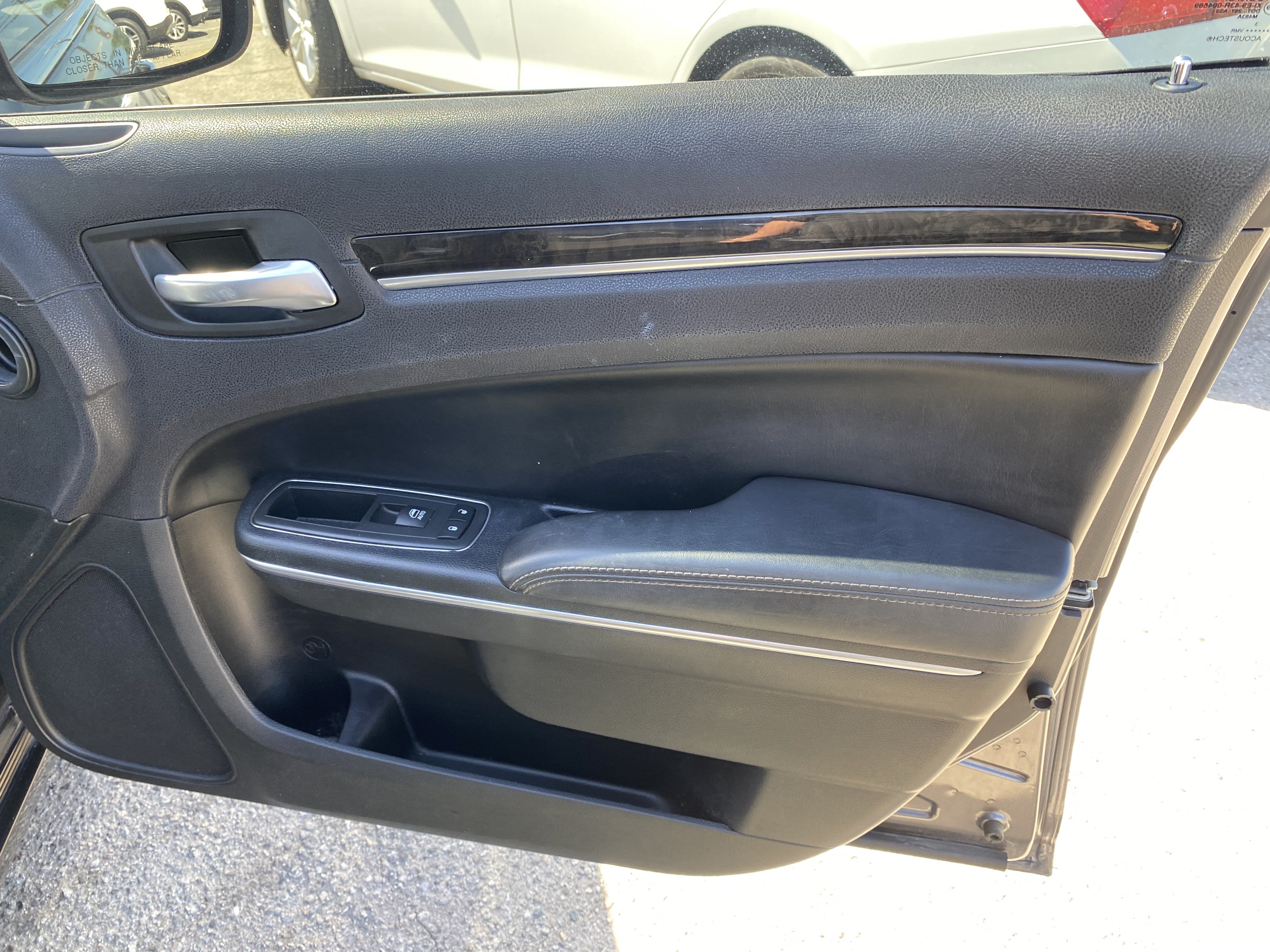 Used 2017 Chrysler 300 C RWD image 22