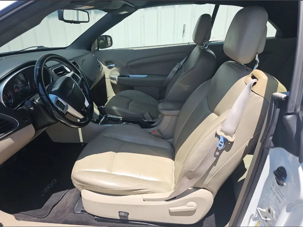 Used 2011 Chrysler 200 Limited FWD image 7