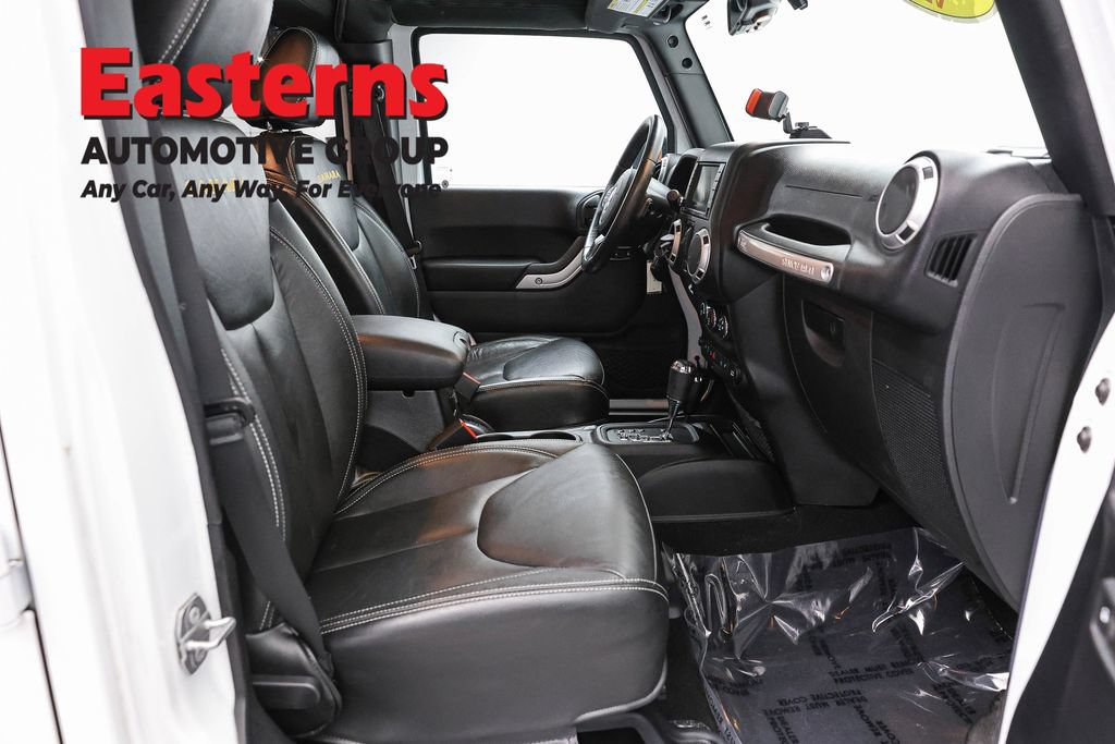 Used 2015 Jeep Wrangler Unlimited Sahara w/ Connectivity Group AWD/4WD image 25