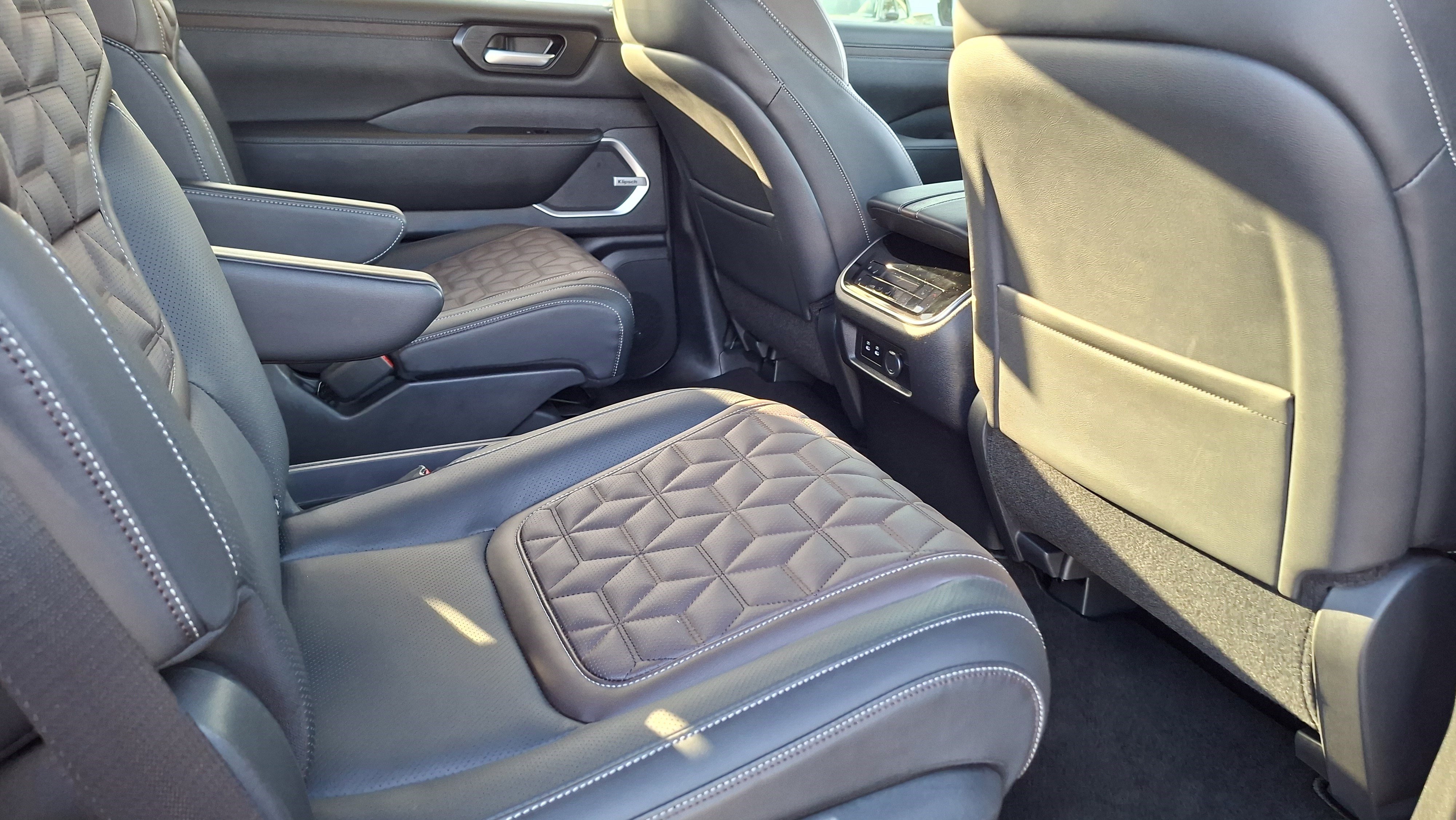 Certified 2025 Nissan Armada Platinum image 23