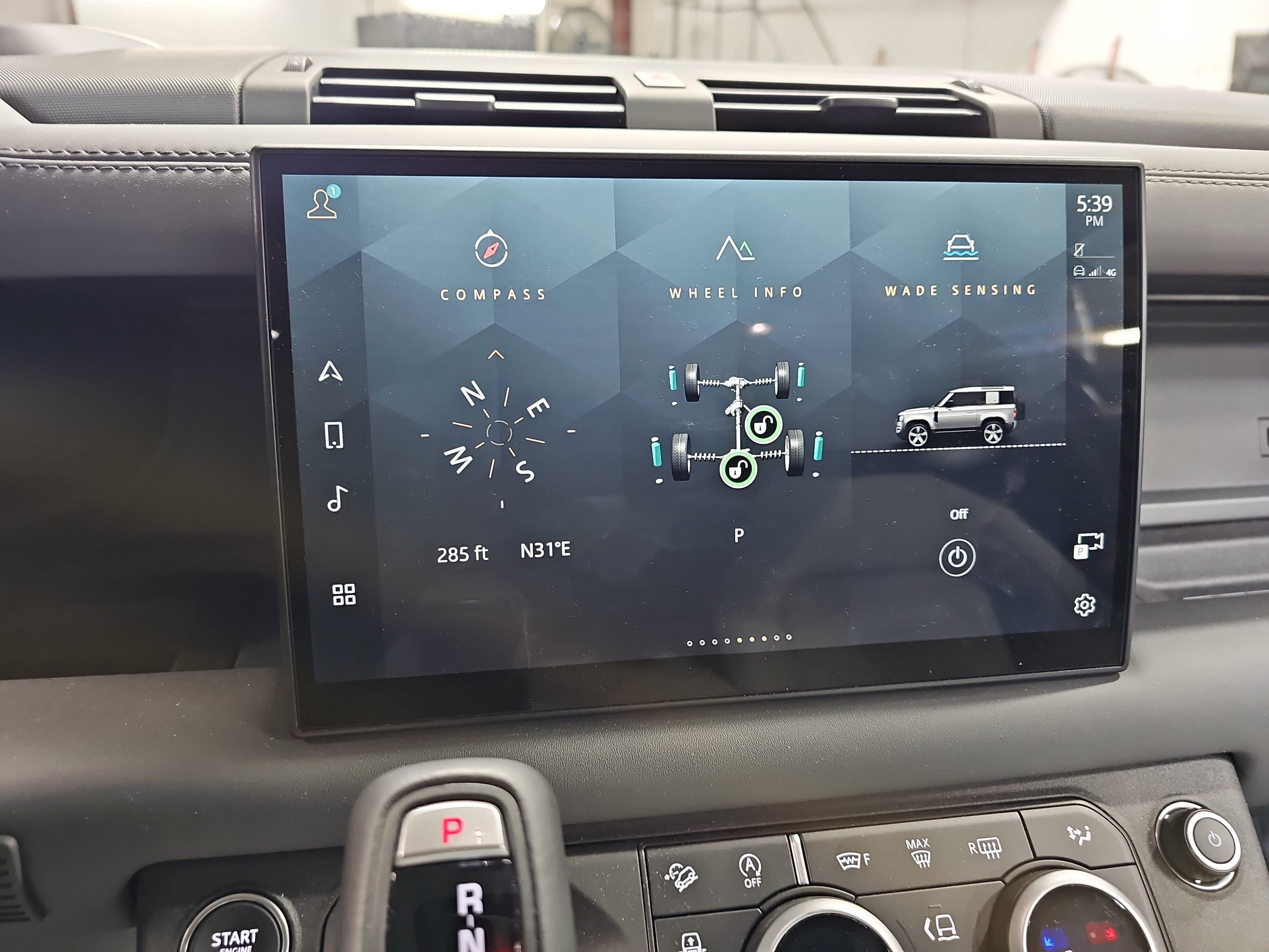 Used 2025 Land Rover Defender 90 X-Dynamic SE image 24