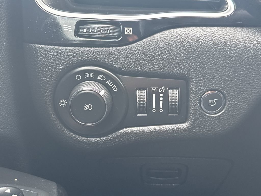 Used 2019 Jeep Cherokee Latitude Plus image 28