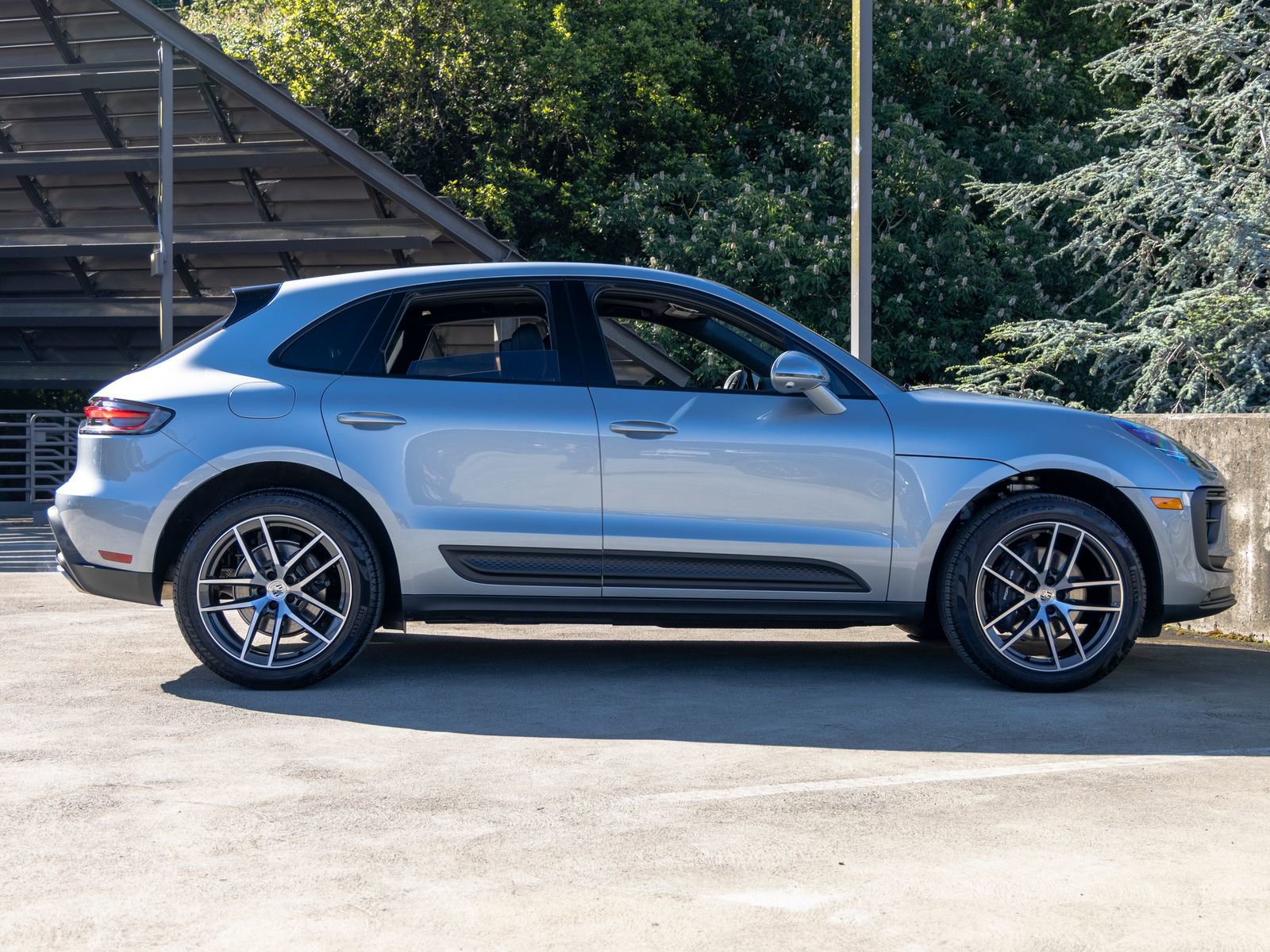 Certified 2025 Porsche Macan AWD/4WD image 12