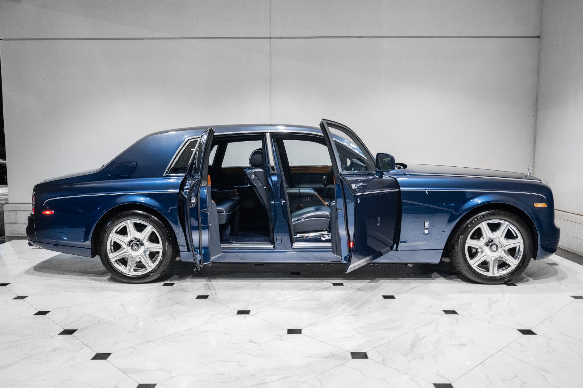 Used 2011 Rolls-Royce Phantom Sedan RWD image 26