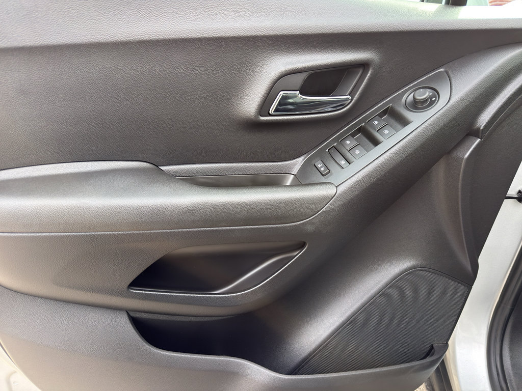Used 2019 Chevrolet Trax LT w/ LT Convenience Package image 13