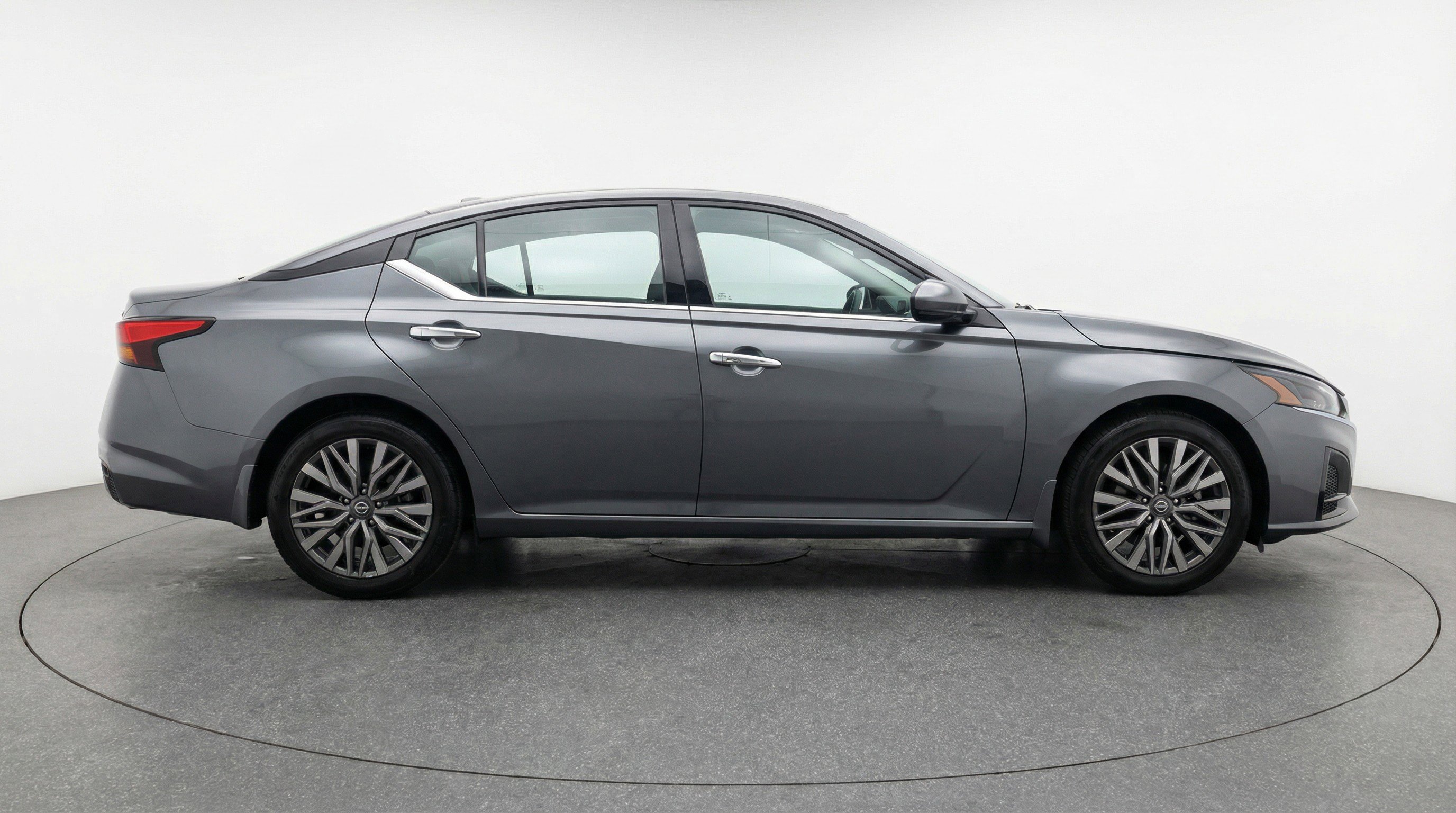 Used 2025 Nissan Altima 2.5 SV image 11