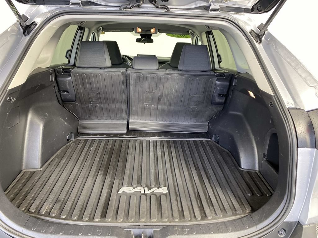 Used 2021 Toyota RAV4 LE AWD/4WD image 8