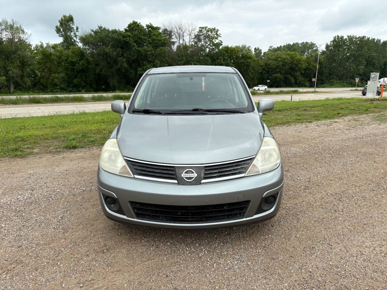 Used 2007 Nissan Versa Hatchback FWD image 2